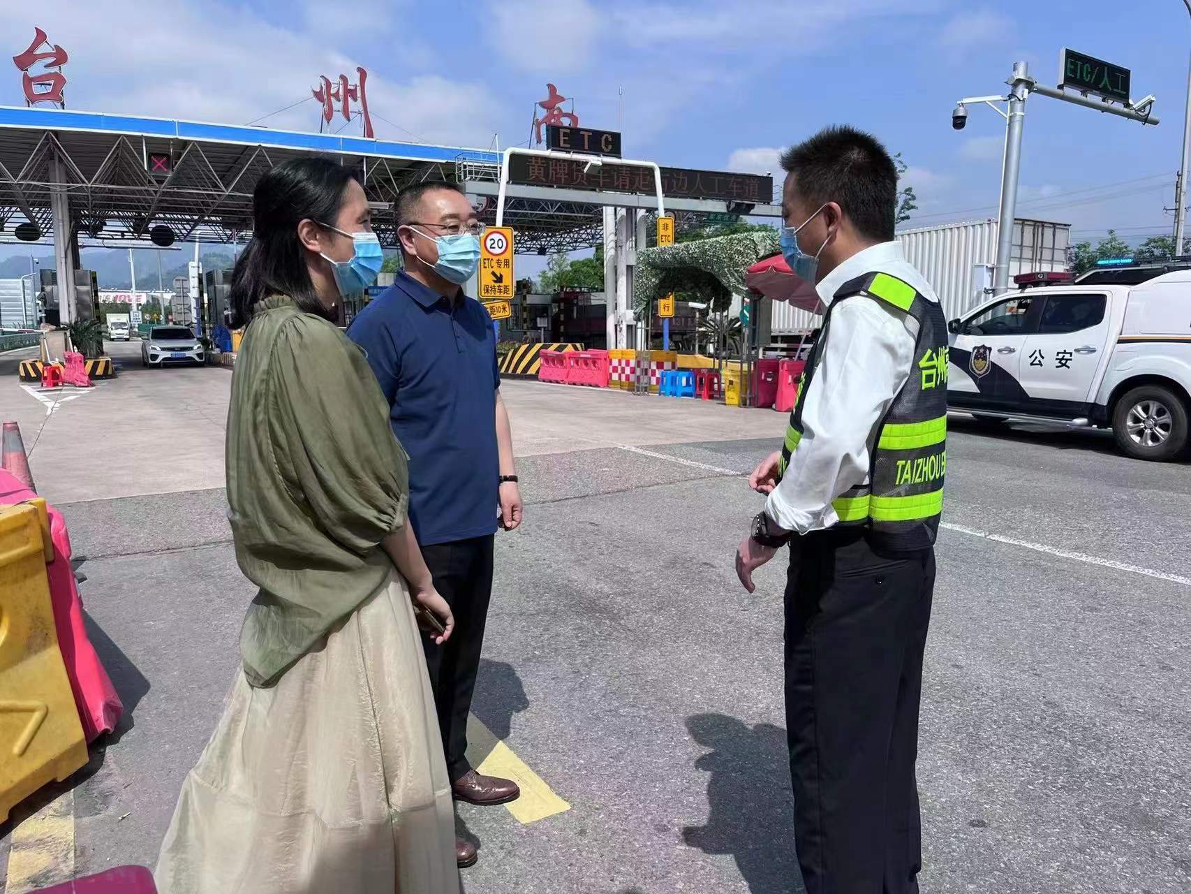 1653957786919190.jpg 照片2陳華拍攝 與防疫人員交流探討.jpg